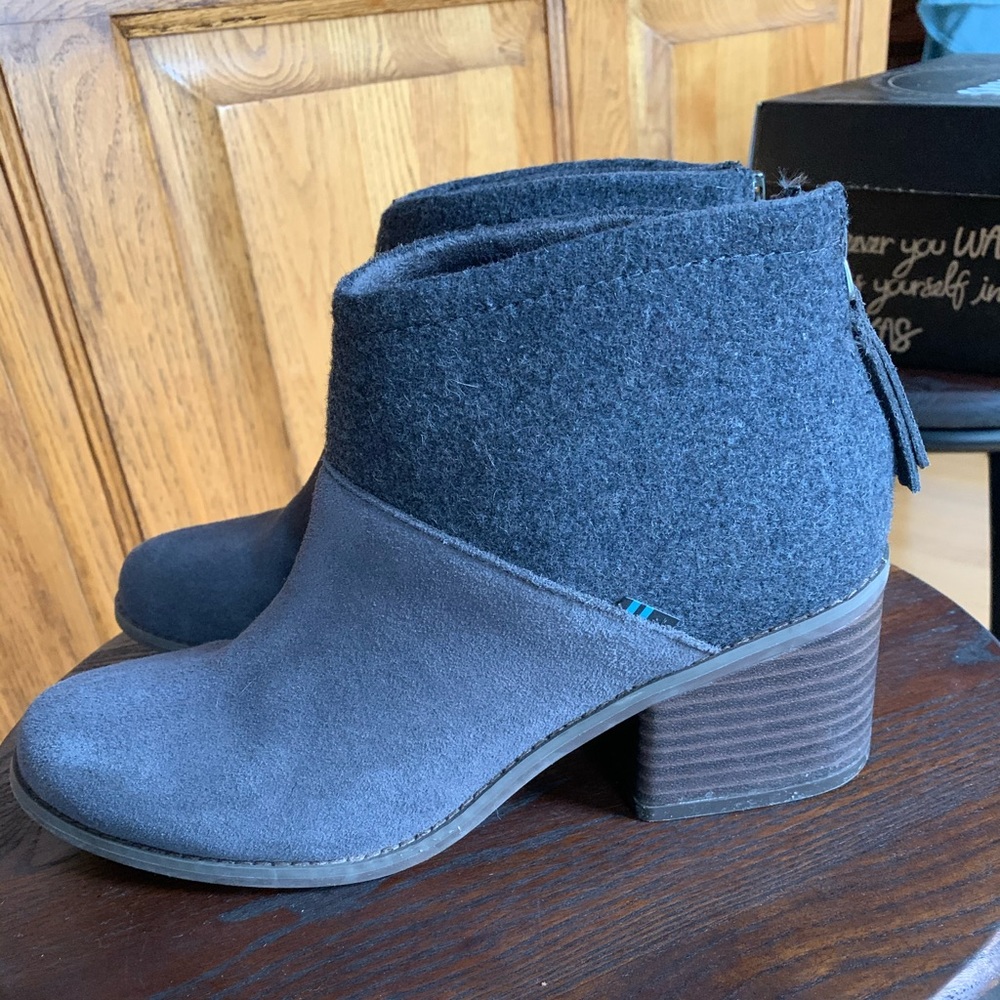 Toms Gray Suede/Felt Lacy Bootie Size 8 EUC